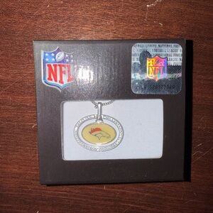Like New, Women’s NFL Denver Broncos 10” Necklace Measurements are from the Clas